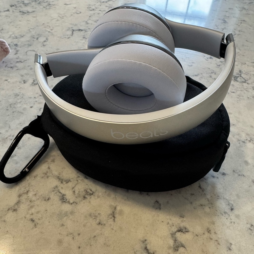 Beats Silver Wireless Headphones - Picture 2 of 4